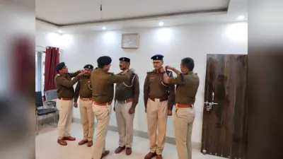 पदोन्नति मिलने पर एसपी ने दो स्टार लगाकर किया सम्मानित