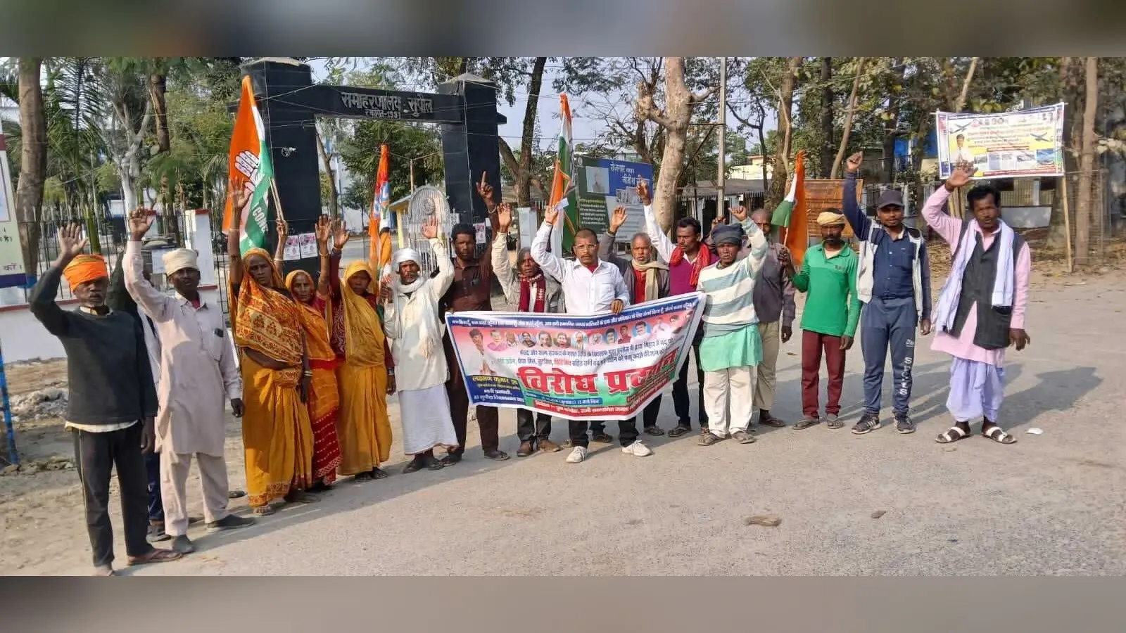 बिहार में बंद पड़े उद्योगों को चालू करने की मांग को ले किया प्रदर्शन, डीएम को सौंपा ज्ञापन