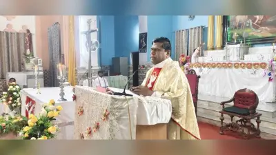 प्रभु यीशु के आगमन के त्योहार क्रिसमस पर गिरजाघरों में बना रहा उत्सवी माहौल