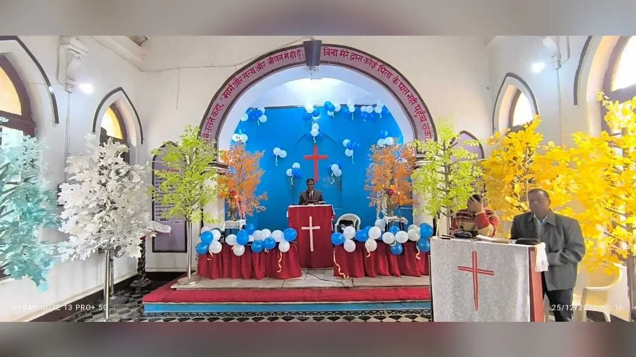 क्रिसमस पर देर रात गिरिजाघरों में हुई विशेष प्रार्थना सभा