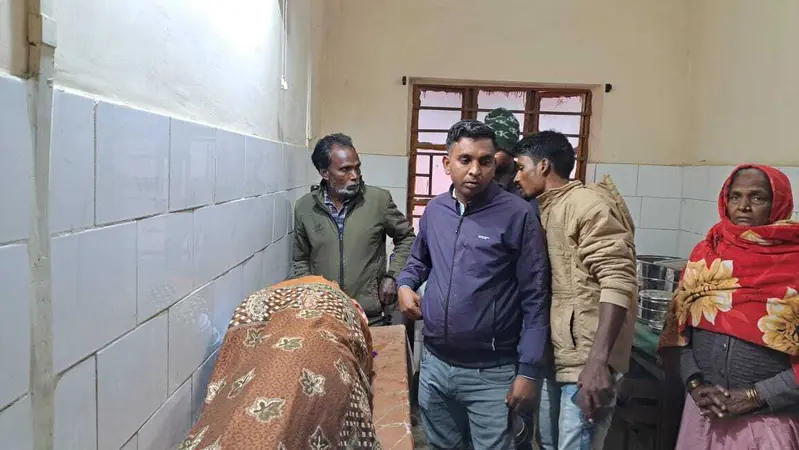 वाहन के धक्के से वृद्ध व्यक्ति घायल, धनबाद रेफर