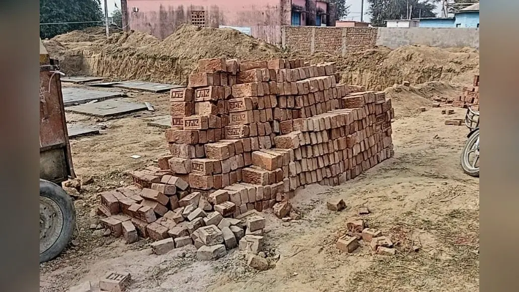 ग्रामीणों ने पंचायत भवन निर्माण में लगाया अनियमितता का आरोप
