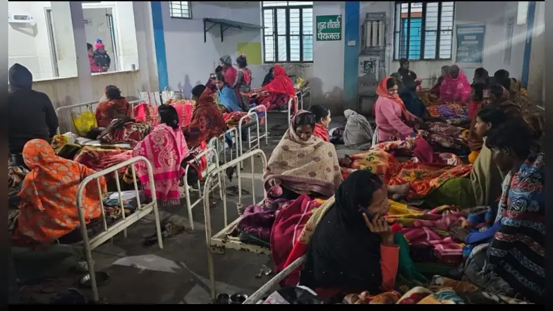 टीन की छत के नीचे बिना चादर वाले बेड पर महिलाओं ने काटी रात
