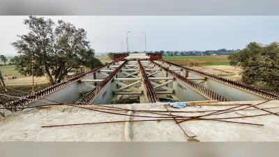 Gaya News : गुरारू रेलवे ओवरब्रिज अब तक पूरा नहीं, फाटक पर लगता है जाम