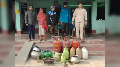 78 लीटर देसी चुलाई शराब समेत उपकरण बरामद, दो तस्कर गिरफ्तार