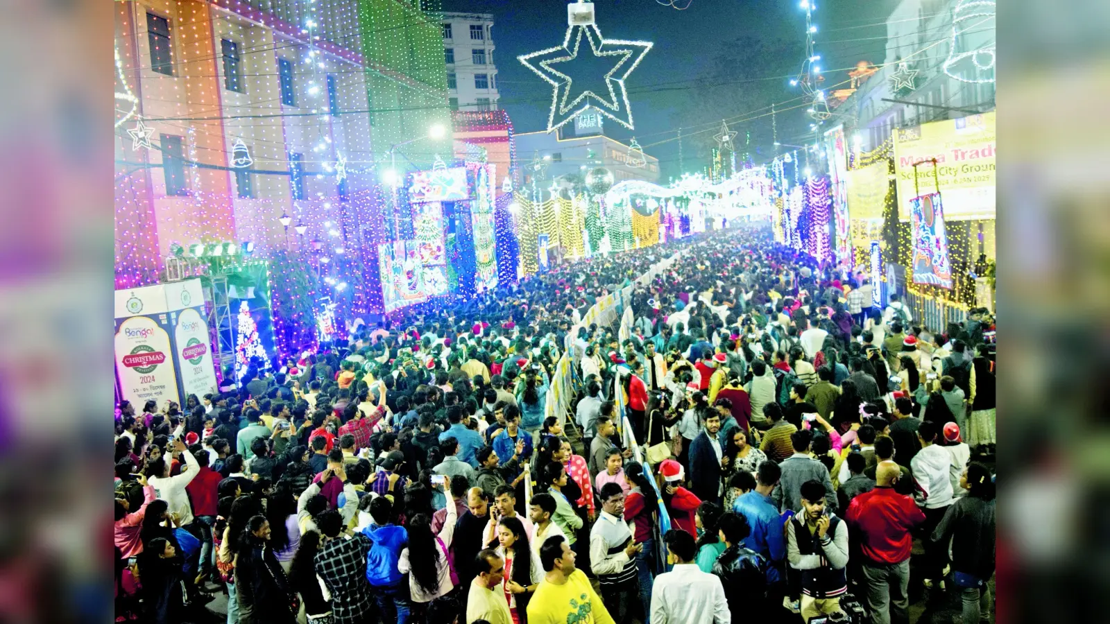 क्रिसमस पर जश्न में डूबे लोग