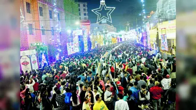 क्रिसमस पर जश्न में डूबे लोग