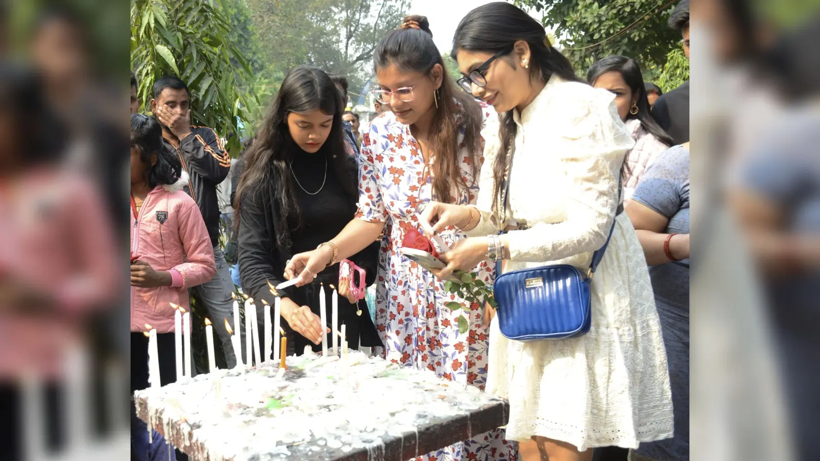 Dhanbad News : गिरजाघरों में उमड़े धर्मावलंबी, प्रार्थना सभा में कैंडल जला की यीशु की आराधना