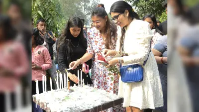 Dhanbad News : गिरजाघरों में उमड़े धर्मावलंबी, प्रार्थना सभा में कैंडल जला की यीशु की आराधना