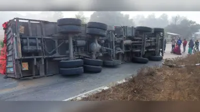 Accident : धान लदा ट्रक पलटा, बाल-बाल बच गये चालक व खलासी