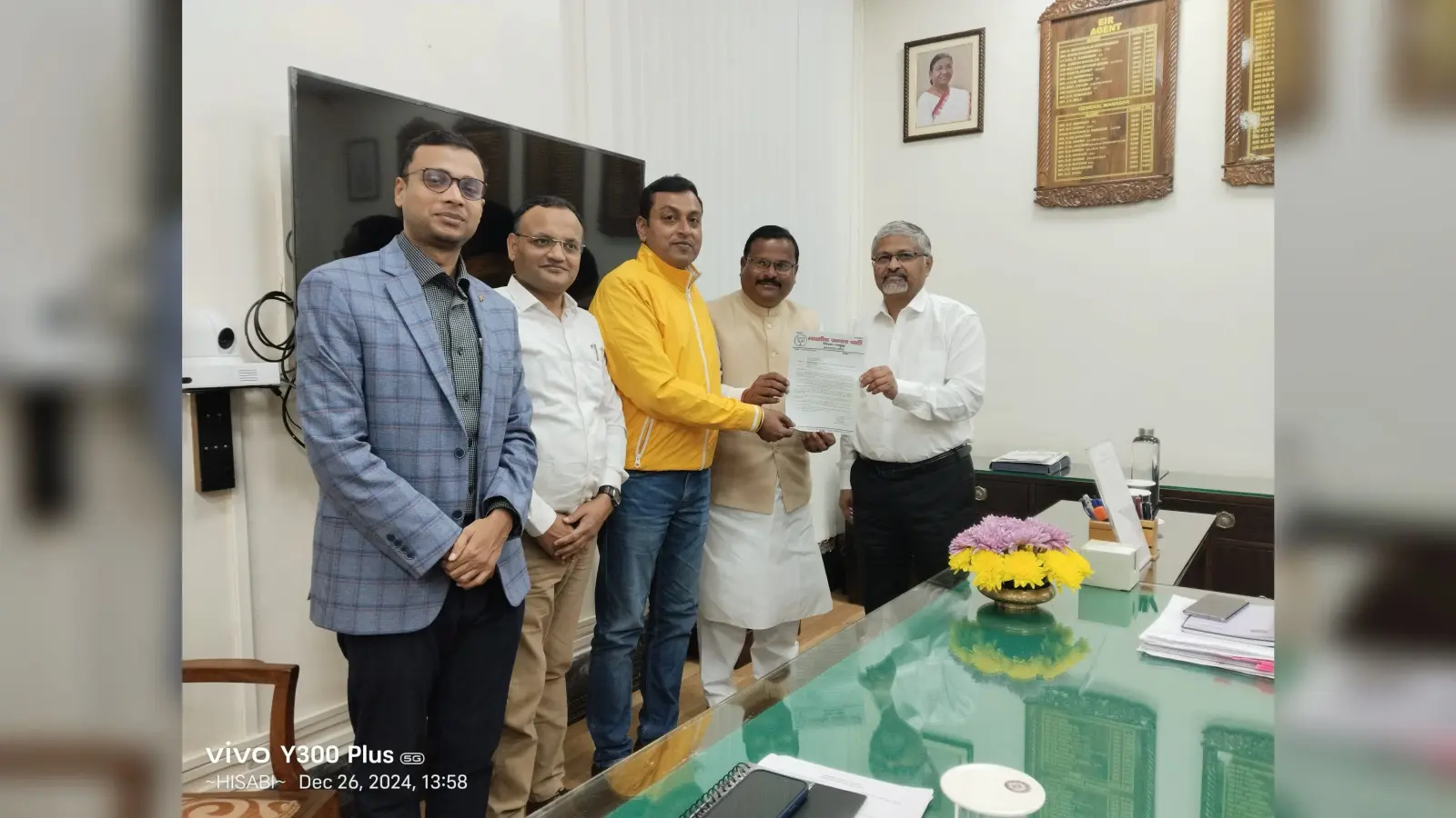 ईजरप्पा ने ईशाकपुर रेल फाटक पर आरओबी निर्माण के लिए सौंपा ज्ञापन