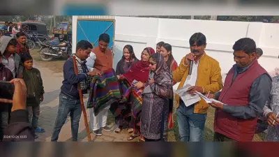मुखिया ने जरूरतमंदों के बीच बांटे कंबल