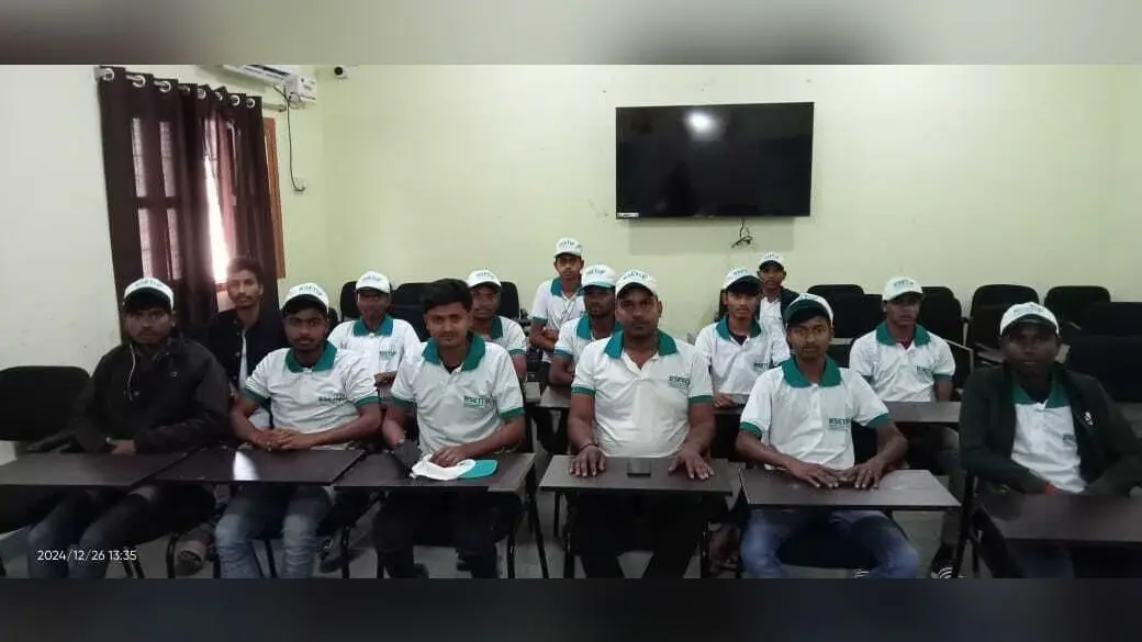 ग्रामीण पृष्ठभूमि के युवा हुनरमंद बनने के लिए मोबाइल रिपेयरिंग का ले रहे प्रशिक्षण