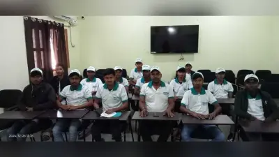 ग्रामीण पृष्ठभूमि के युवा हुनरमंद बनने के लिए मोबाइल रिपेयरिंग का ले रहे प्रशिक्षण
