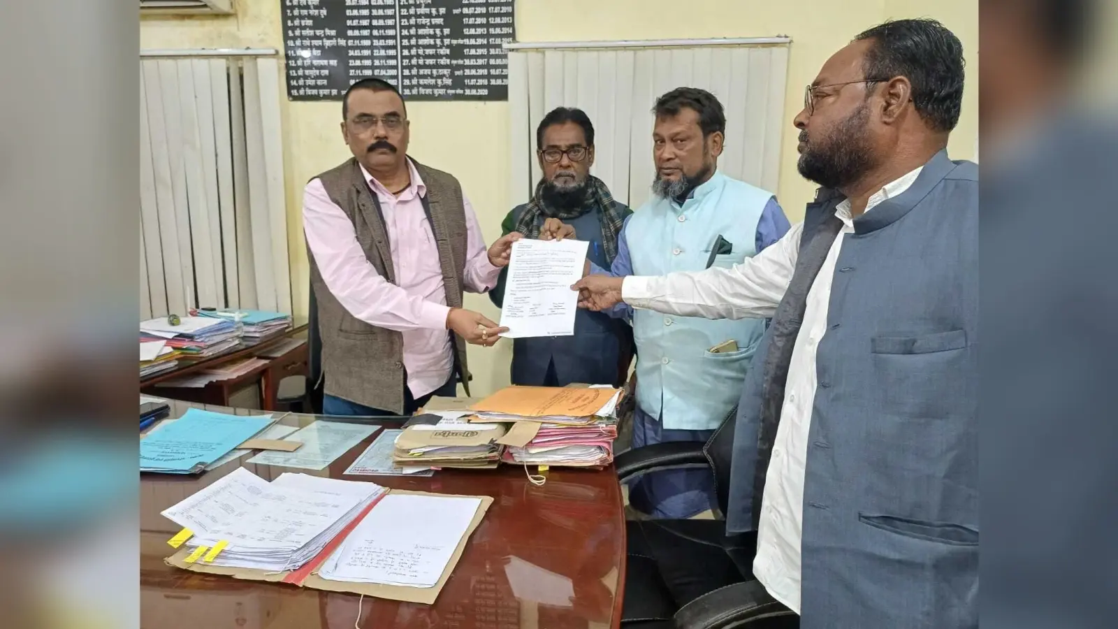 सुरजापुरी को अत्यंत पिछड़ा जाति का दर्जा देने की मांग को डीएम को सौंपा पत्र