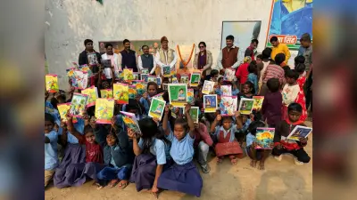 बाल दिवस पर बच्चों के बीच पाठ्य सामग्री किया वितरण
