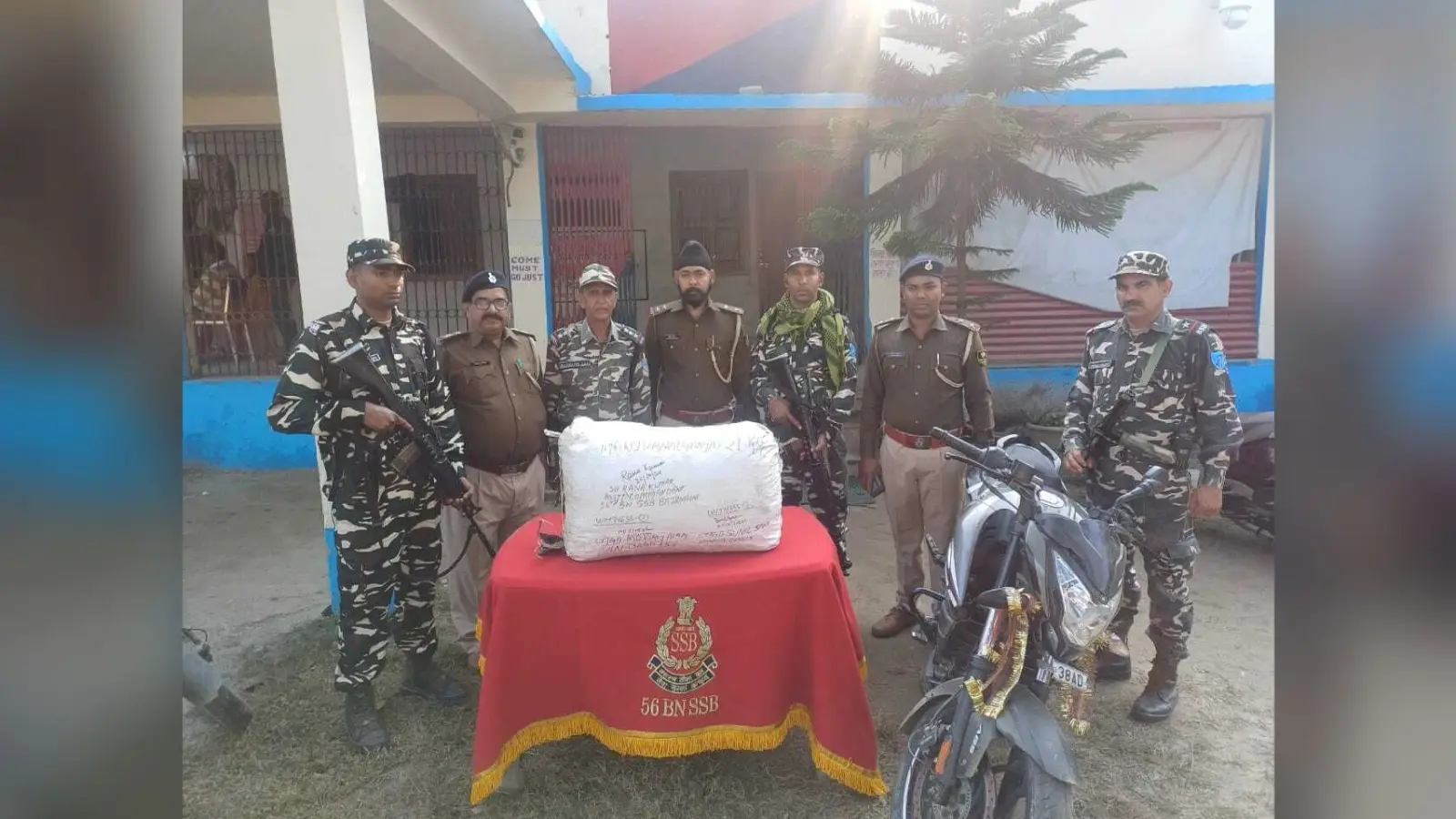 28.5 किलो गांजा के साथ दो बाइक जब्त, तस्कर फरार