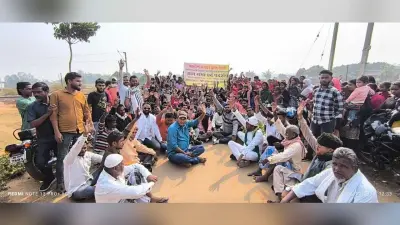 Deoghar news : रेलवे अंडरपास या रेल समपार फाटक निर्माण की मांग को लेकर ग्रामीणों ने किया विरोध-प्रदर्शन