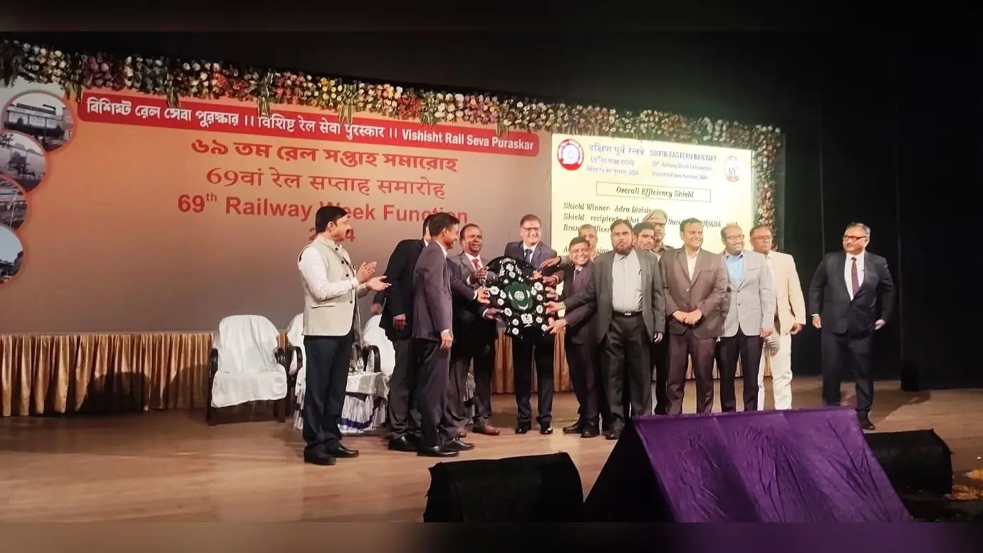 Chaibasa News : उत्कृष्ट सेवा के लिए दपू रेलवे के 82 रेलकर्मी सम्मानित