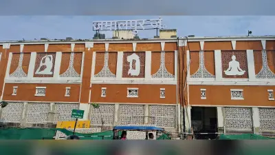 Munger news : जमालपुर स्टेशन भवन के सामने लगाये जा रहे योगासनों की प्रतिकृति