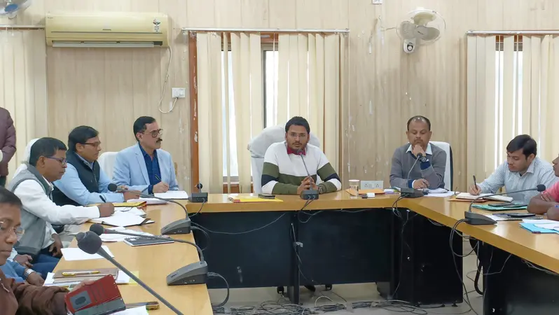 Madhubani News : पूरी गुणवत्ता के साथ समय से योजनाओं का काम करें पूरा : डीएम