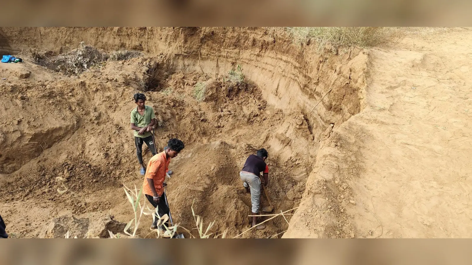 East Singhbhum News : भट्ठा संचालक ने मिट्टी खनन कर बना दिया सुरंग, धंसने से हो सकता है बड़ा हादसा