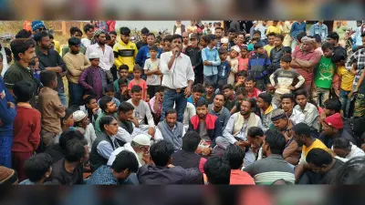 Dhanbad News : दुर्गंध फैलने से ग्रामीणों ने केजी स्पिरिट के खिलाफ प्रदर्शन