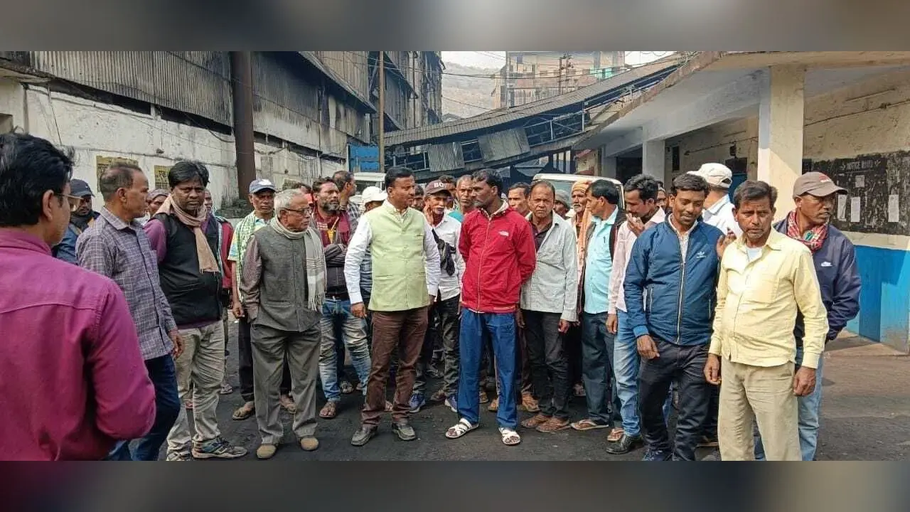 Bokaro News : कथारा वाशरी में ठेका सप्लाई मजदूरों ने किया प्रदर्शन