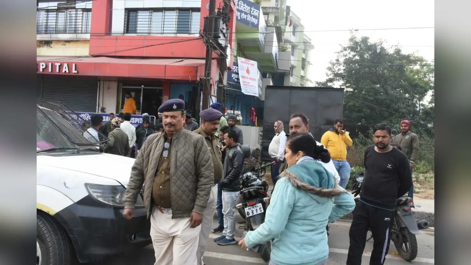 Dhanbad News : इलाज के दौरान गर्भवती की मौत के बाद साधना अस्पताल में परिजनों ने किया हंगामा