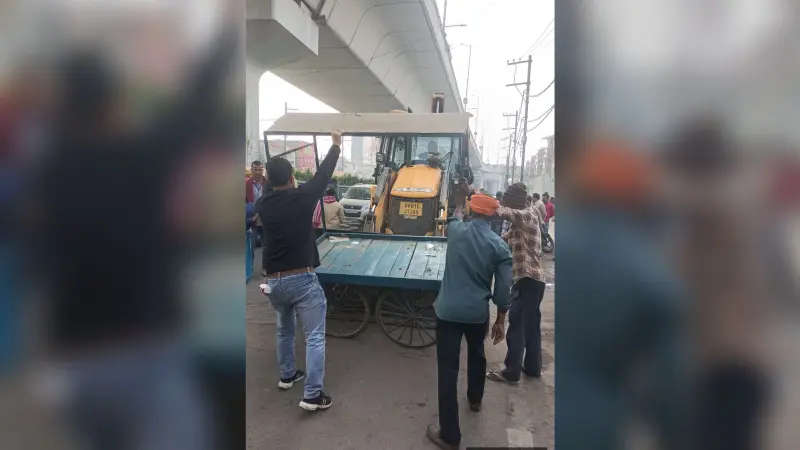 Patna News : अतिक्रमण हटाने के दौरान जेसीबी के आगे लेटा युवक, हंगामा