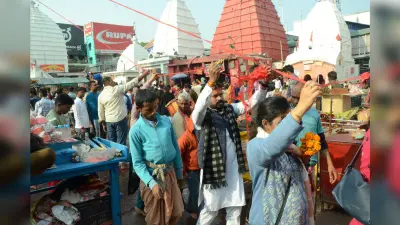 Deoghar News : 40 हजार भक्तों ने किया जलार्पण, वीआइपी भी पहुंचे