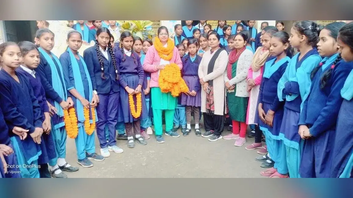 शिक्षिका को शिक्षक, छात्राओं ने दी विदाई