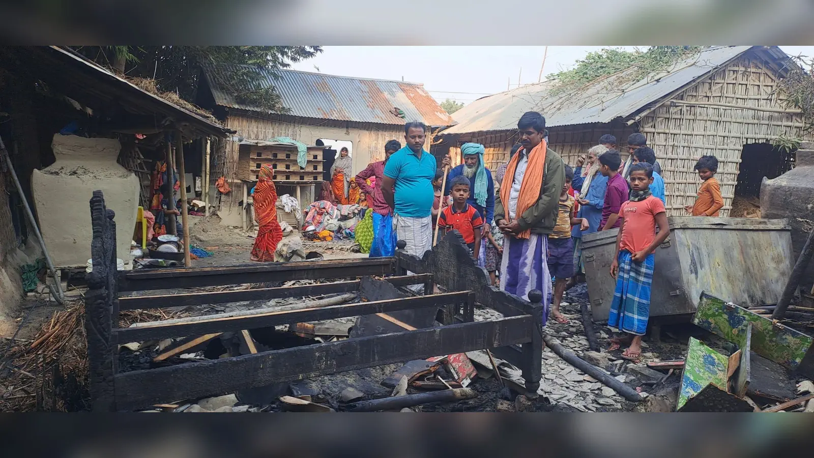 आग लगने से तीन घर जलकर राख, लाखों का हुआ नुकसान