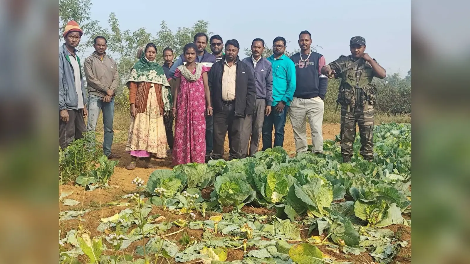 विधायक ने हाथी प्रभावित क्षेत्र में पटाखे बांटे