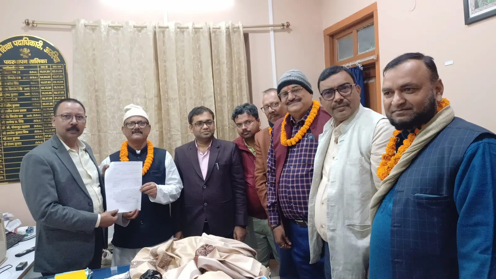 लंबित प्रोन्नति को लेकर प्राथमिक शिक्षक के प्रतिनिधि ने डीइओ से की मुलाकात