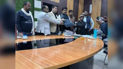 Gaya News : नगर निगम की ओर से सफाईकर्मियों को दिये गये कपड़े
