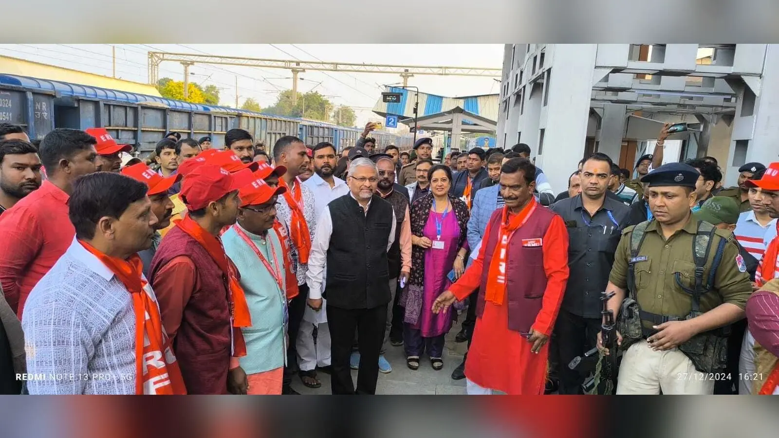 रेलवे समपार फाटक की मांग को लेकर जीएम को सौंपा ज्ञापन