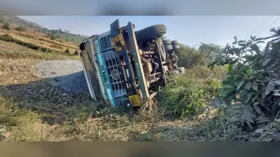 Accident : गिट्टी लदा हाइवा पलटा, चालक व खलासी घायल