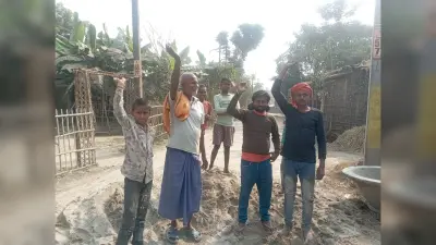 सड़क निर्माण में अनियमितता, ग्रामीणों ने किया प्रदर्शन