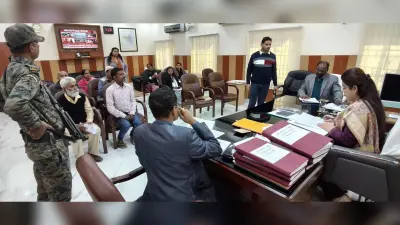 डीएम ने लगाया साप्ताहिक जनता दरबार, सुनी लोगों की फरियाद