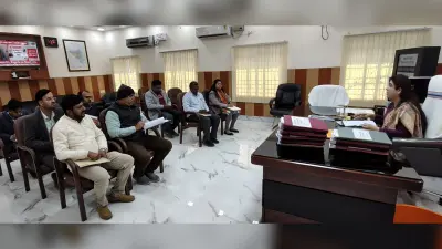 चेक डैम बनाकर सिंचाई सुविधाओं को सुदृढ़ करें- डीएम