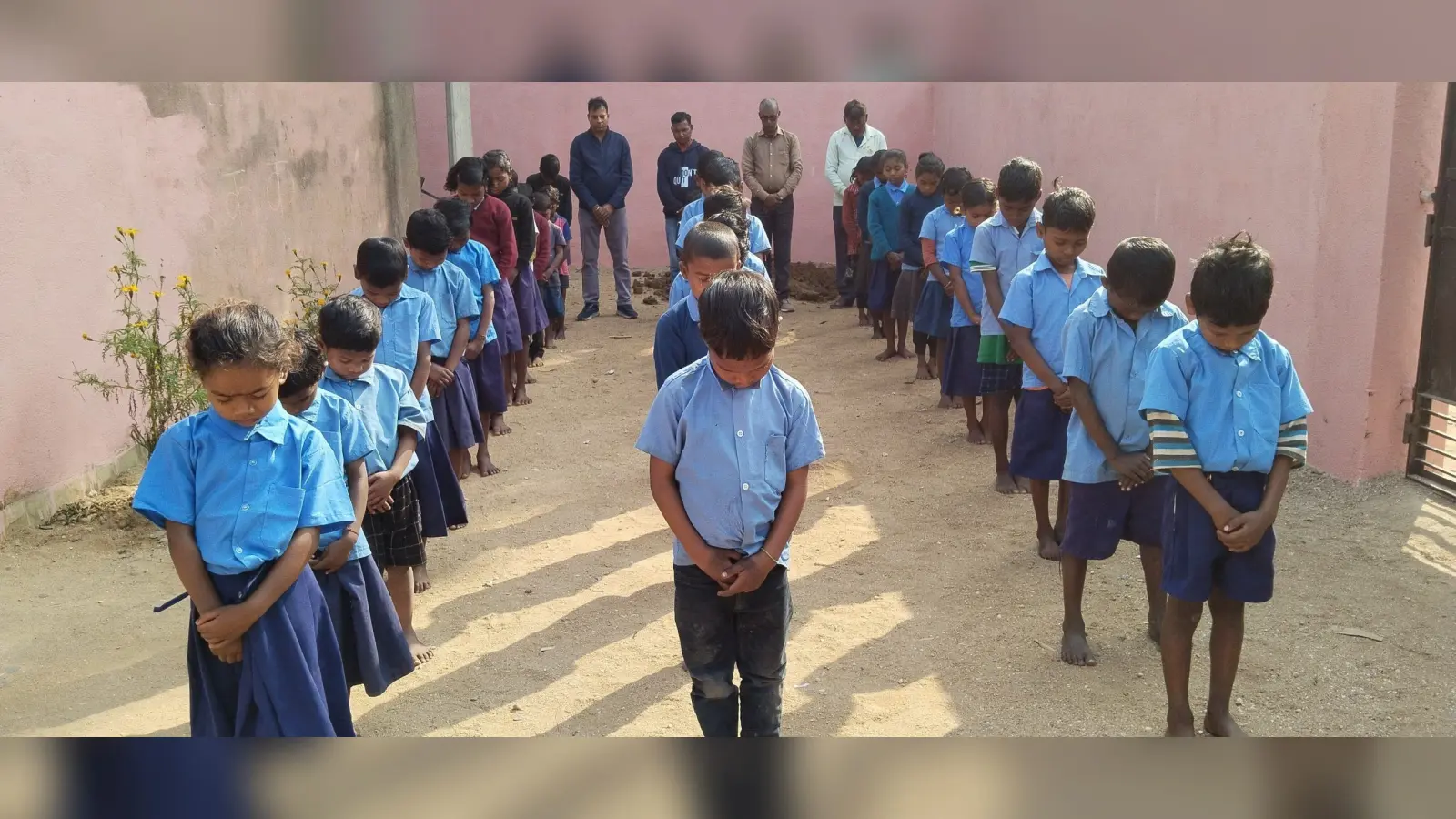 स्कूल में बच्चों ने पूर्व पीएम डॉ मनमोहन सिंह को दी श्रद्धांजलि