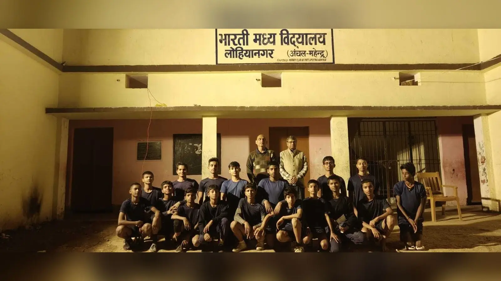 भारती मध्य विद्यालय लोहियानगर में कबड्डी मैच में बालक वर्ग में आठवीं कक्षा के स्टूडेंट्स बने विजेता