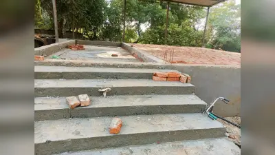 Buxar News: अंजनी सरोवर की सीढ़ी और मंच के निर्माण कार्य में गड़बड़ी