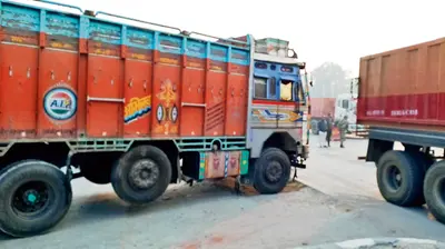 Buxar News: प्रशासन की लापरवाही से प्रतिदिन गोलंबर पर लग रहा है जाम