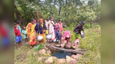 East Singhbhum : गुड़ाबांदा : पानी, बिजली, सड़क और शिक्षा के अधिकार के लिए तरस रहे पहाड़ पर बसे राजाबासा के लोग