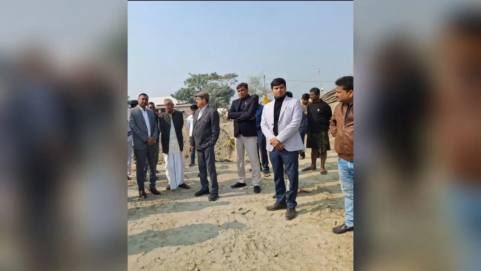 निरीक्षण करने कर्पूरीग्राम पहुंची अधिकारियों की टीम
