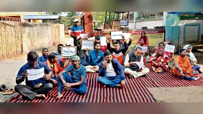 हक के लिए नप के बाहर धरना पर बैठे सफाईकर्मी