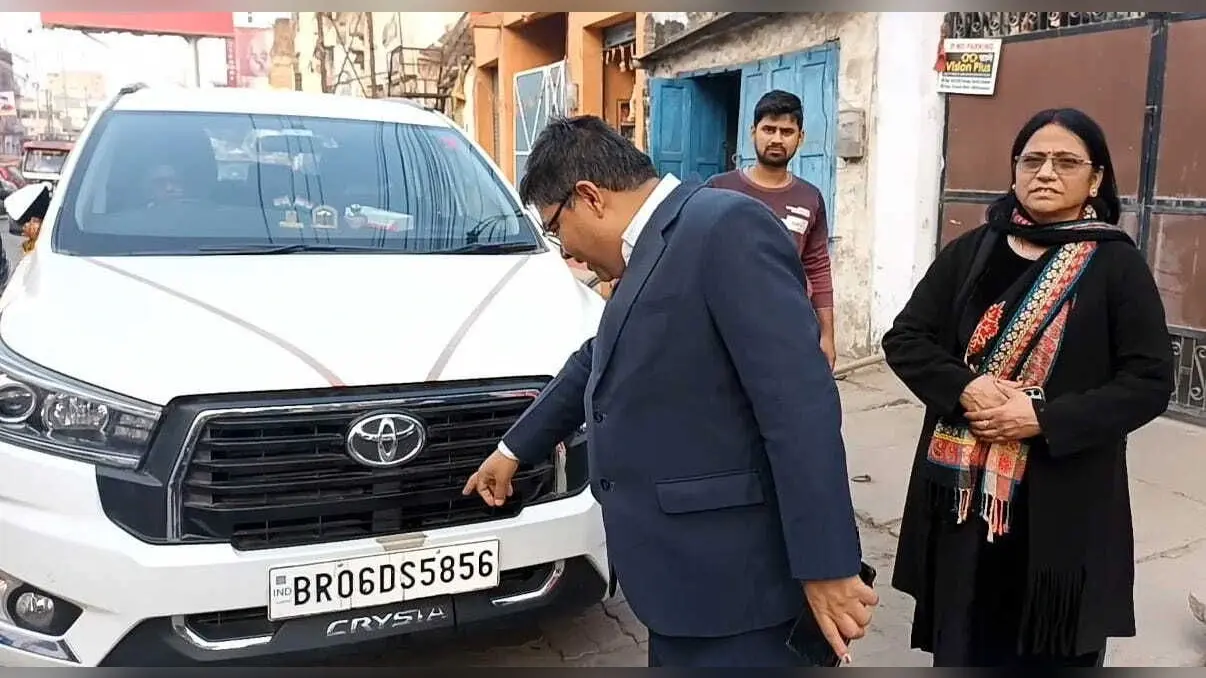 स्कूल संचालक की लक्जरी कार पर मोबिल फेंका, नकदी व पांच लाख की ज्वेलरी रखा बैग उड़ाया