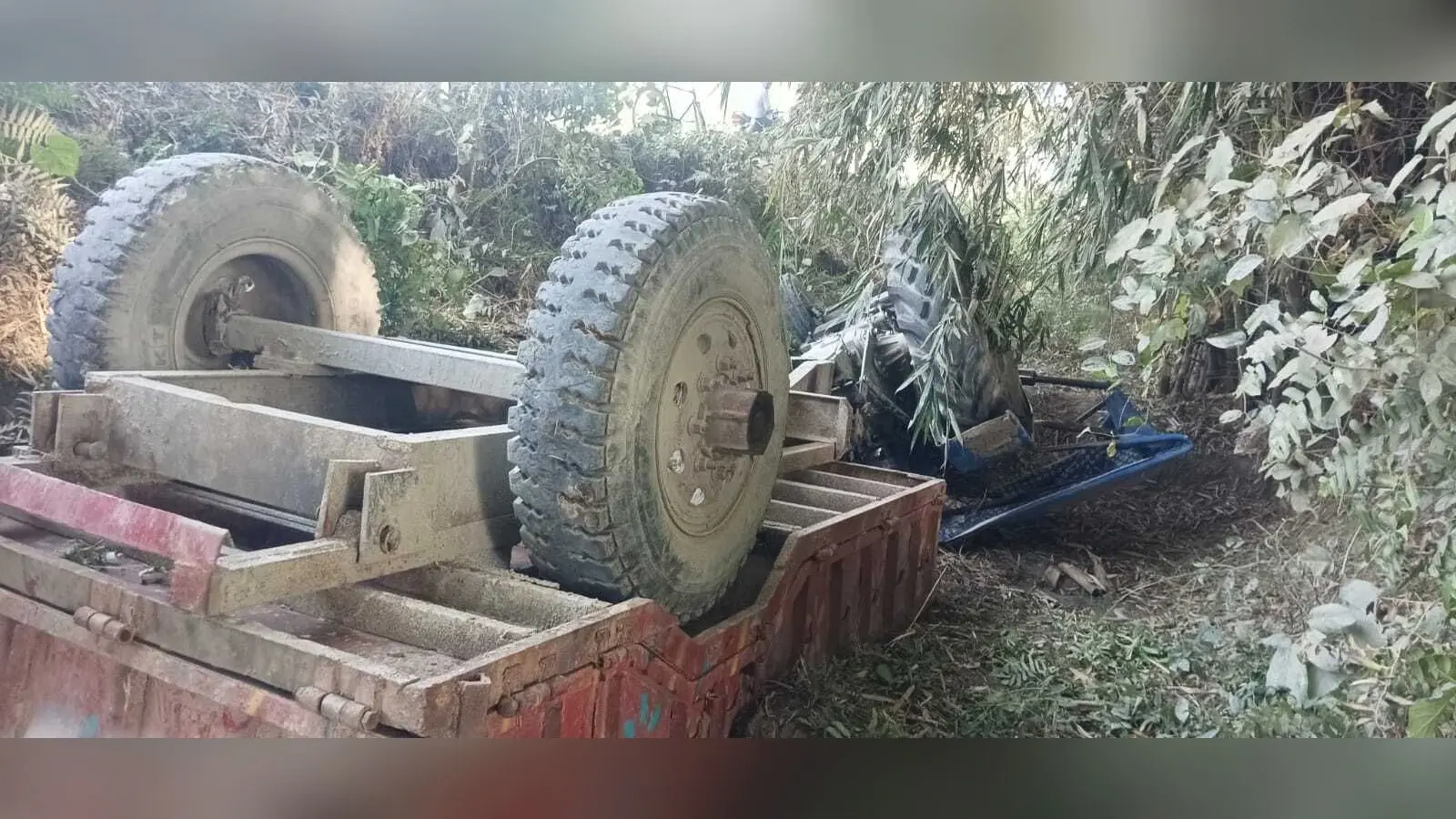 ब्रेक फेल होने पर गड्ढे में गिरा ट्रैक्टर, चालक भर्ती
